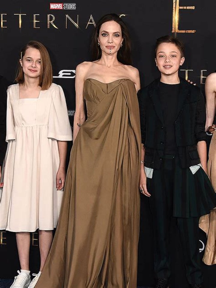 Angelina Jolie ‘Relieved’ Brad Pitt Flew To Italy For Knox & Vivienne – Hollywood Life