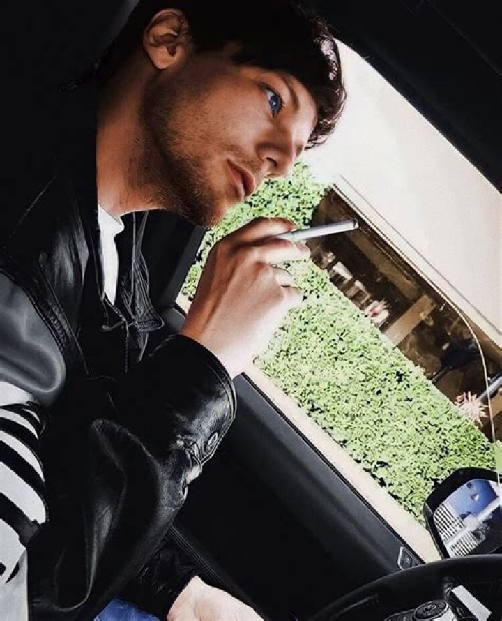 [PICS] One Direction Scandals — Boy Band Smokes, Strips & Pees – Hollywood Life