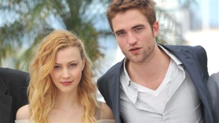 Robert Pattinson Getting Cozy With Co-Star Sarah Gadon — Report