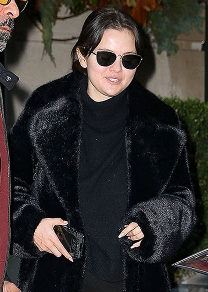 Selena Gomez Goes Makeup-Free & Wears Fur Coat In NYC: Photos – Hollywood Life