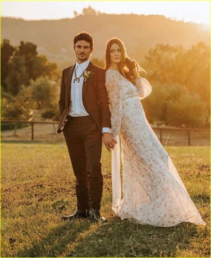 Shiloh Fernandez Bio – Hollywood Life